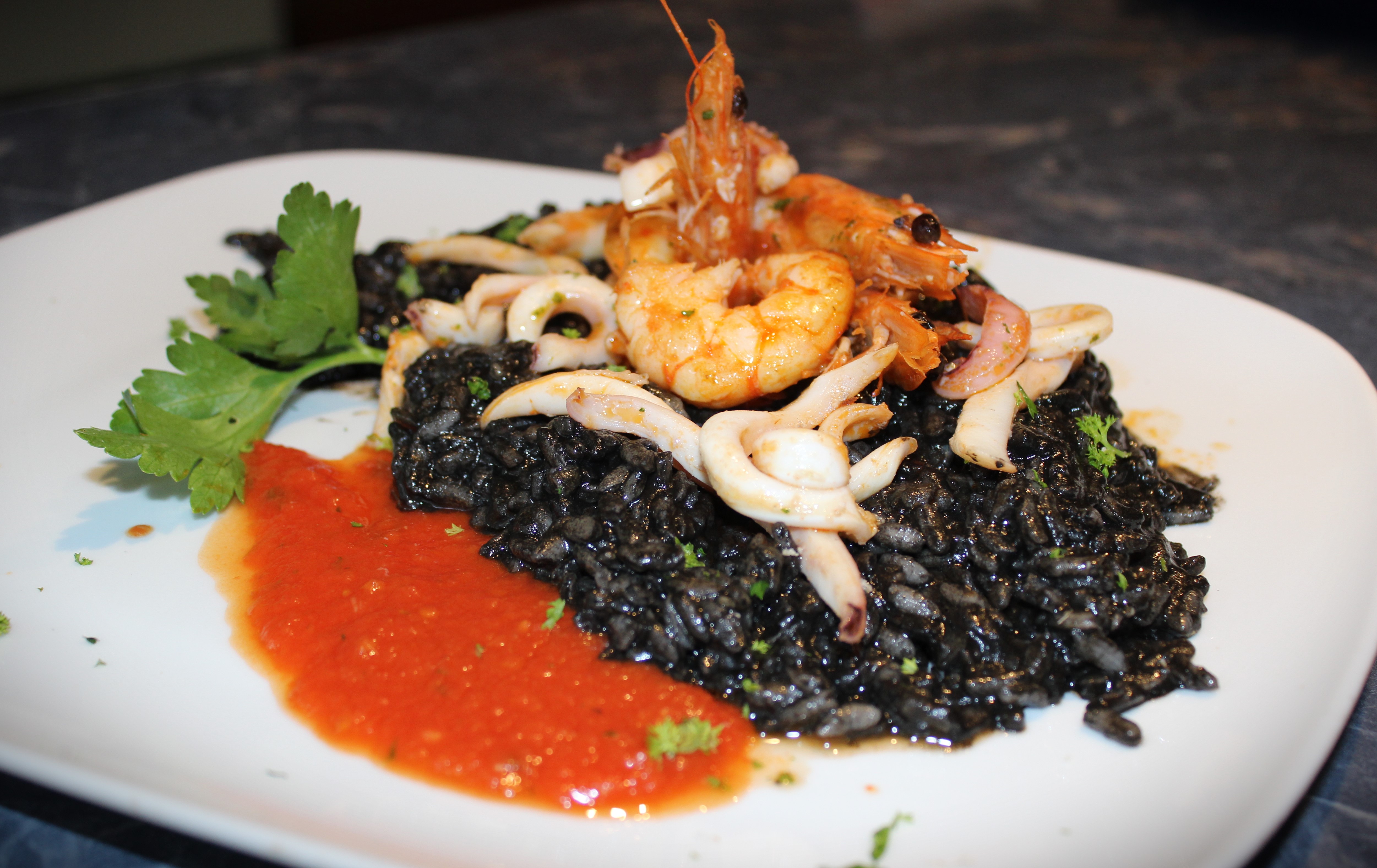Risotto al nero di seppia mit Garnelen und Calamari im Ristorante Sale e Pepe