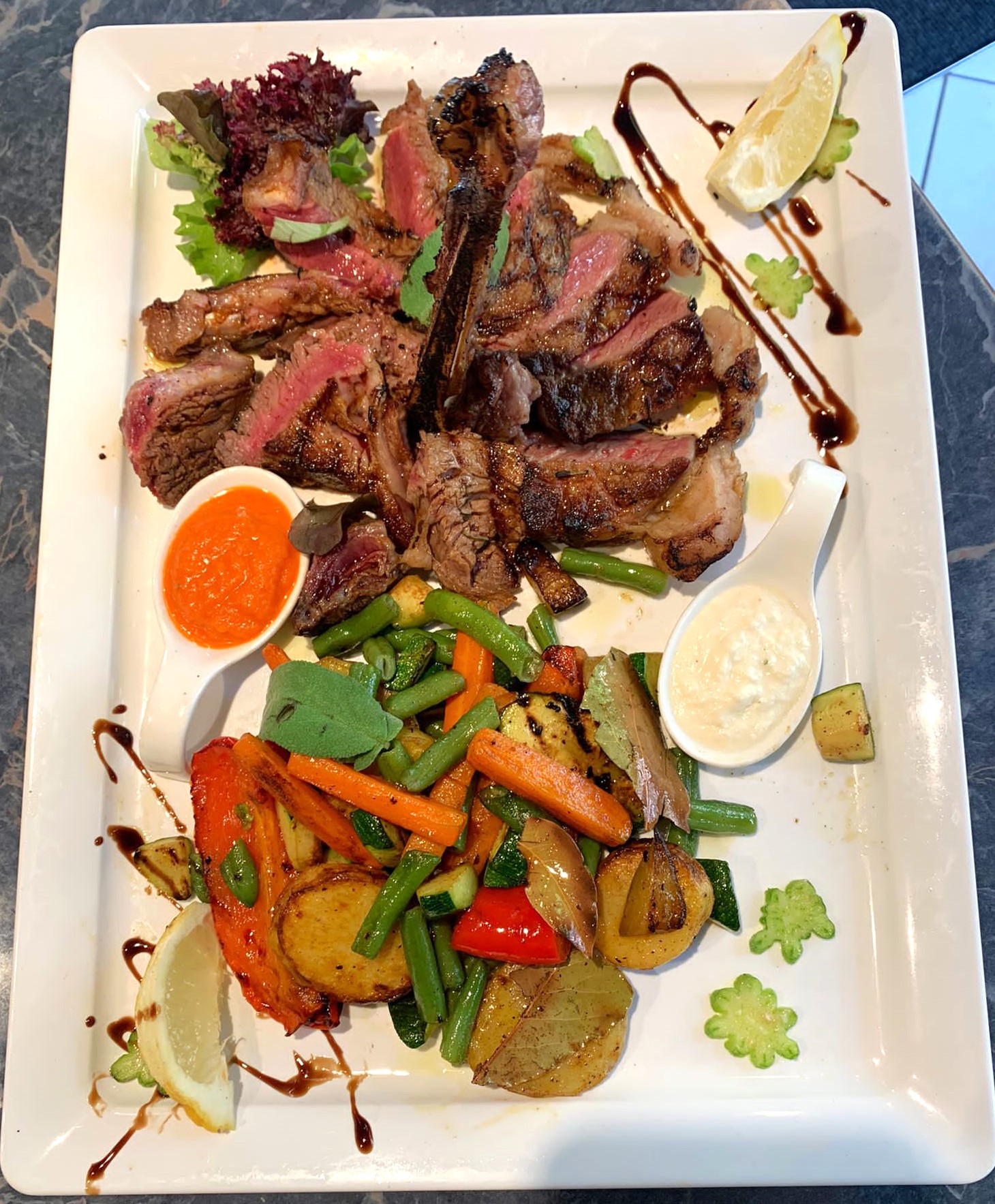 Tagliata di manzo — Rinderfilet-Streifen vom Grill mit Gemüse