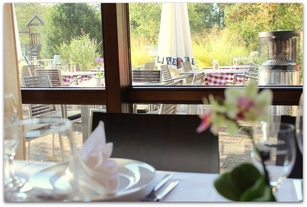 Elegant gedeckter Tisch mit Blick auf die Terrasse im Ristorante Sale e Pepe