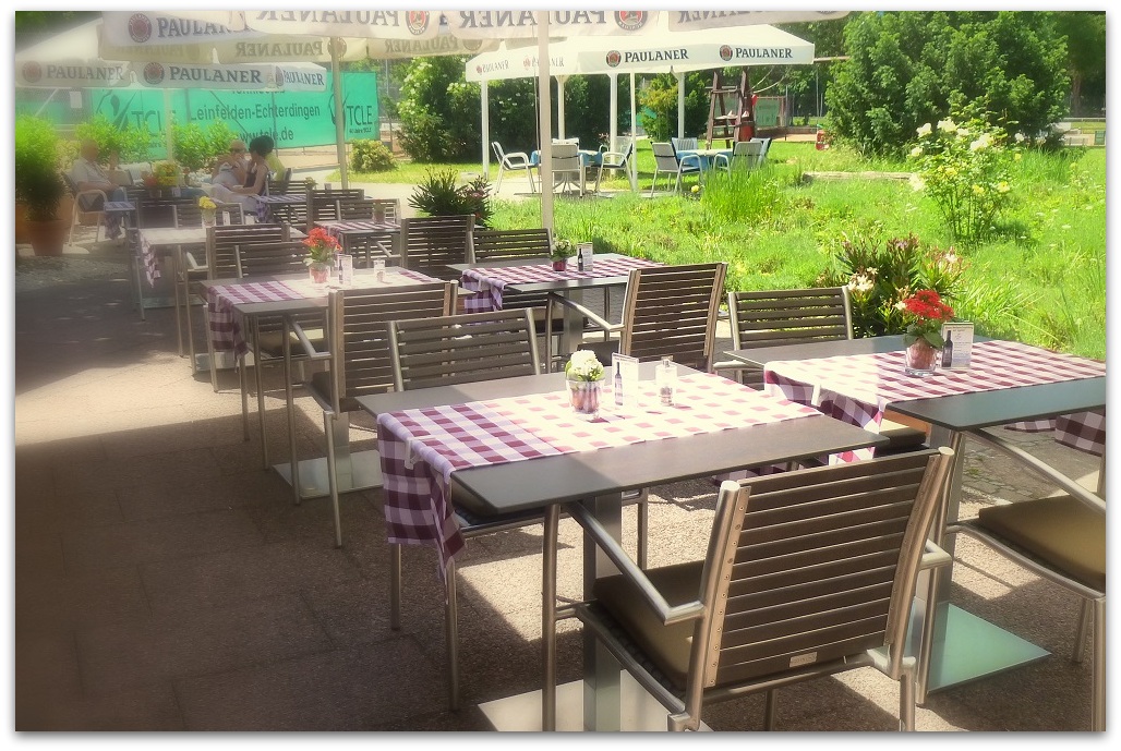 Terrasse mit Sonnenschirmen im Sale e Pepe